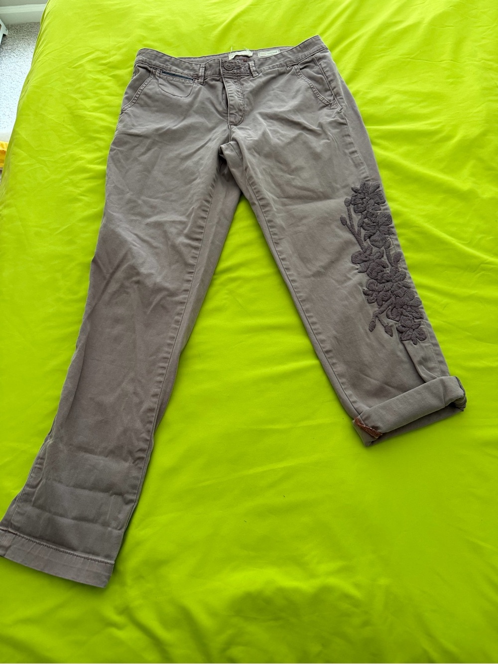 Cropped Ankle Jeans with Side Floral Embroidery - Gray